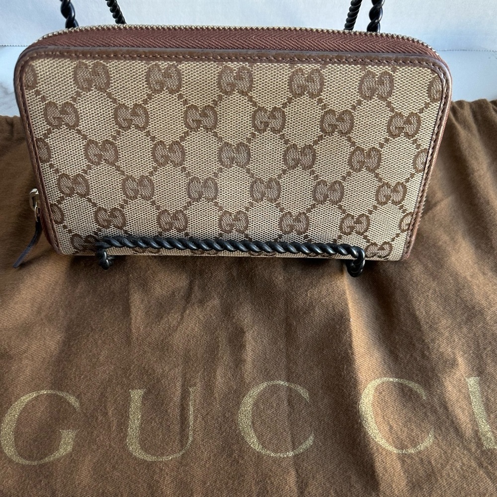 Authentic Gucci GG Supreme canvas zippy wallet w/COA